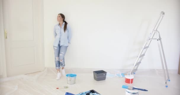 Mujer joven visualizando redecorando su casa — Vídeo de stock