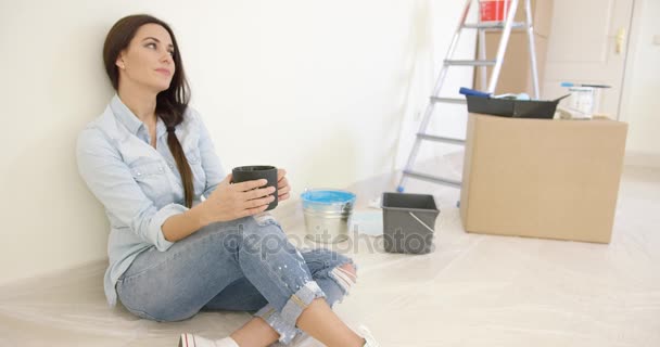 Pretty young woman relaxing while renovating — Stock Footage Pretty young woman relaxing while renovating Stock Footage