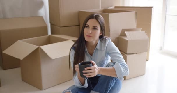 Doordachte jonge vrouw die peinzend over haar nieuwe huis — Stockvideo