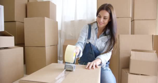 Mujer joven mudándose a casa cajas de embalaje — Vídeo de stock