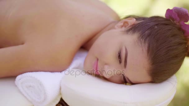 Wanita muda cantik memiliki perawatan spa — Stok Video