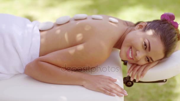 Relaxado jovem mulher com uma flor no cabelo — Vídeo de Stock