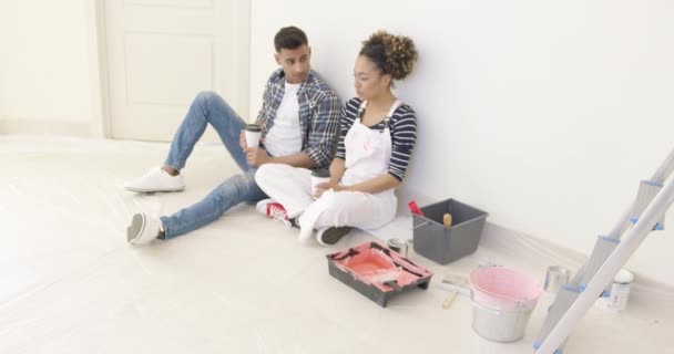 Jovem casal fazendo uma pausa de renovação — Vídeo de Stock