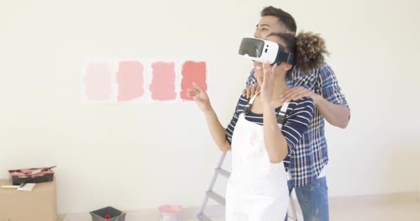 Mujer en overoles y gafas de realidad virtual — Vídeo de stock