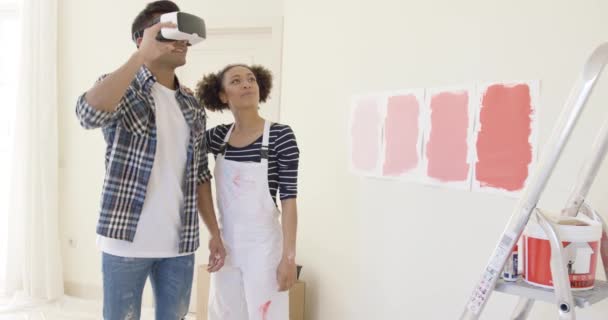 Casal usa óculos de realidade virtual para escolher — Vídeo de Stock