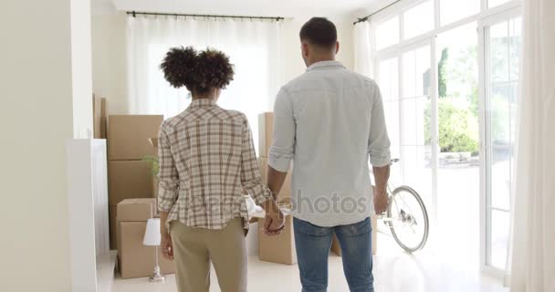 Amante jovem casal dizendo adeus à sua casa — Vídeo de Stock