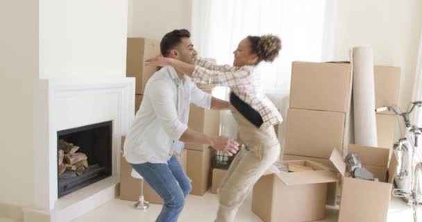 Alegre joven pareja celebrando su movimiento — Vídeos de Stock