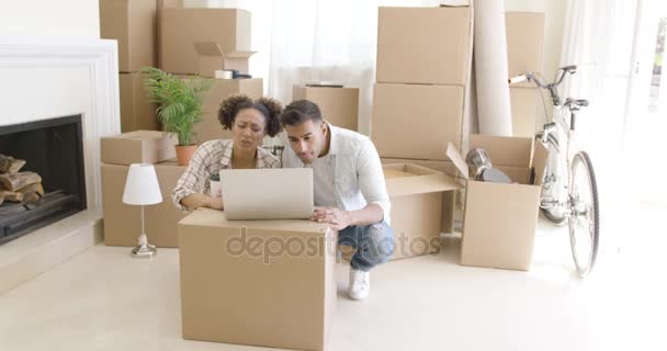 Joven pareja negra mudándose a su nuevo hogar — Vídeos de Stock