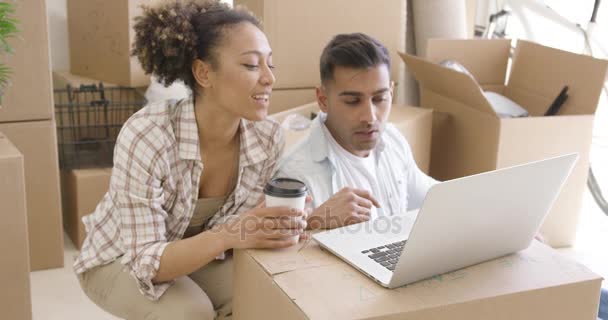 Jovem casal misto usando laptop — Vídeo de Stock