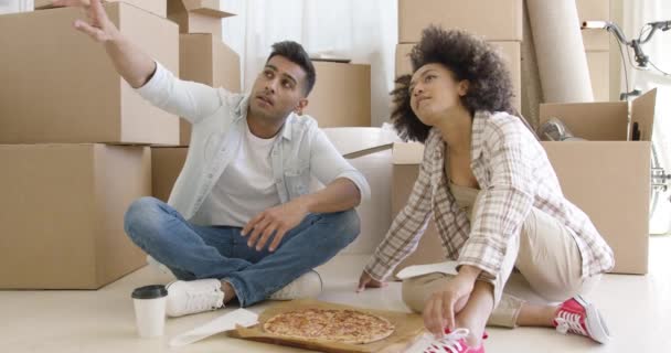 若いカップルのピザを食べておしゃべり — ストック動画