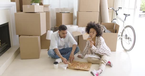 Hungriga unga par äta en pizza på golvet — Stockvideo