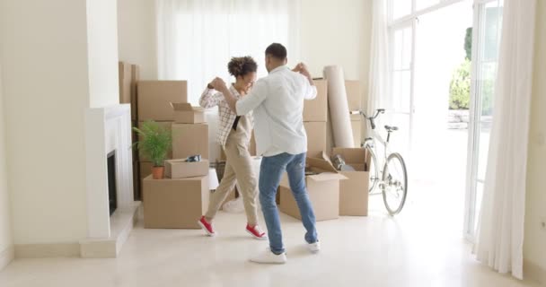 Casal jovem feliz comemorando a mudança para casa — Vídeo de Stock