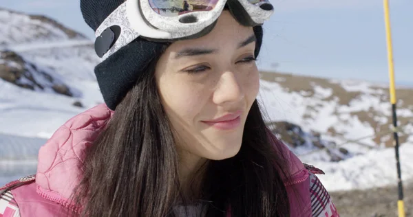 Giovane donna sorridente in vacanza sugli sci — Foto Stock