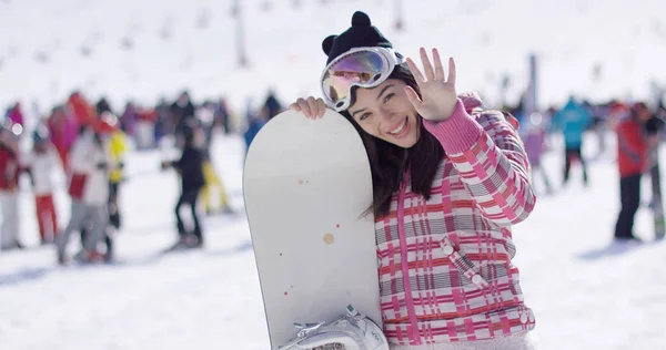 Mulher com snowboard relaxante nas férias — Fotografia de Stock
