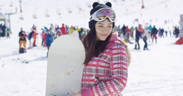 Mulher sorridente na pista de esqui com snowboard — Fotografia de Stock