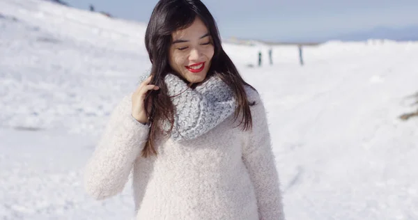 Yün kazak rahatlatıcı gülümseyen Asyalı kız — Stok fotoğraf
