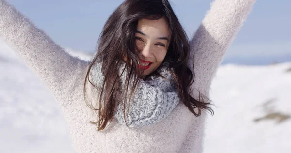 Heureux jeune asiatique fille bénéficie neigeux hiver — Photo