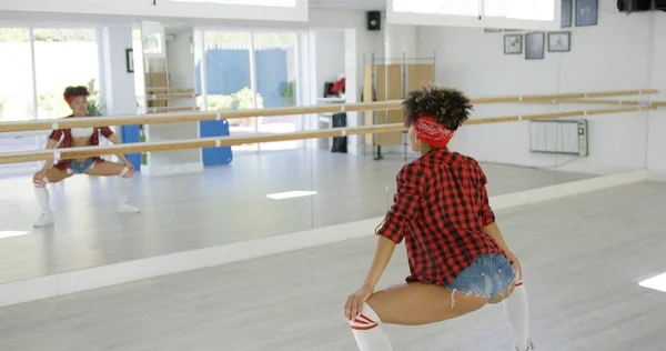 Female dancer practices her moves in studio — Stock Photo, Image