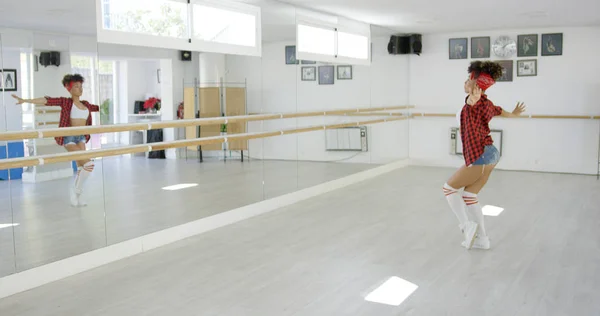 Estudante de dança se apresenta em estúdio brilhante — Fotografia de Stock