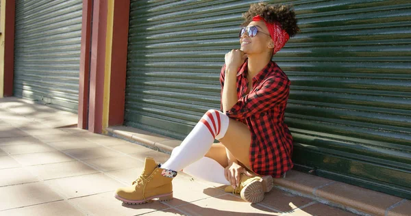 Linda menina afro-americana sentada ao lado da cerca — Fotografia de Stock