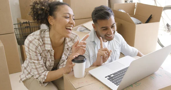 Feliz casal misto discutir enquanto estiver usando laptop — Fotografia de Stock