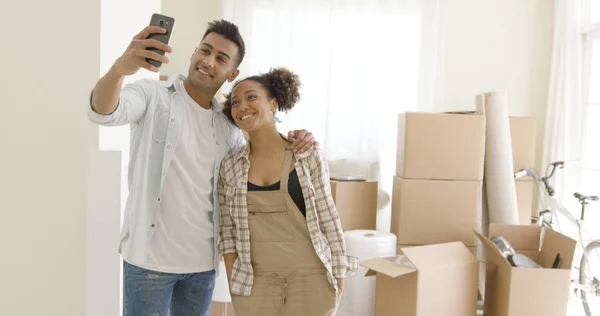 Feliz jovem casal posando para um selfie — Fotografia de Stock