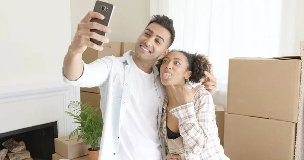 Divertido jovem casal tomando sua selfie — Fotografia de Stock