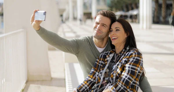 幸せなカップルの selfie を取るを笑って — ストック写真