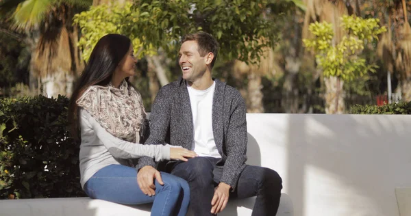 Cariñosa pareja joven disfrutando de una charla tranquila — Foto de Stock