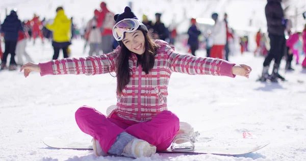 Jeune femme insouciante en vacances de ski — Photo