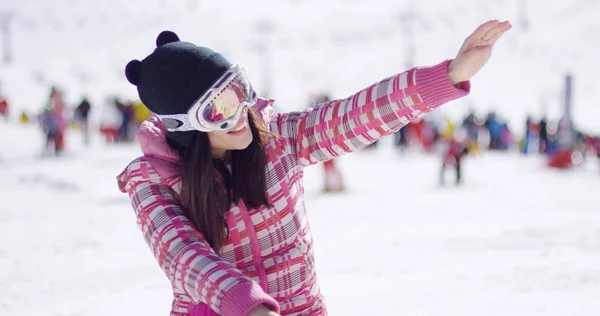 Lycklig kvinna på ski holiday vinka — Stockfoto