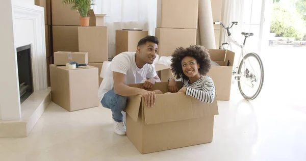 Pasangan muda bahagia pindah rumah bersama — Stok Foto