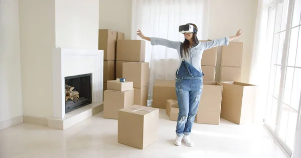 Mujer joven feliz disfrutando de sus auriculares VR —  Fotos de Stock