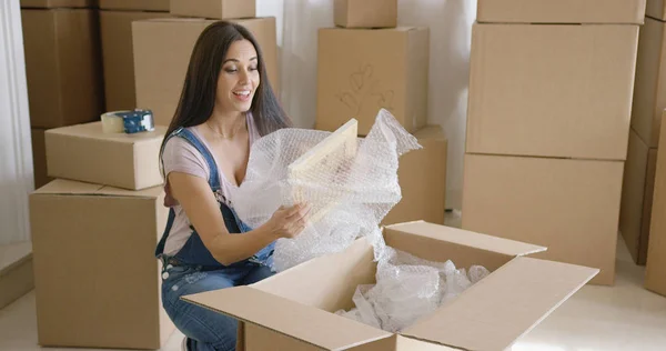Sonriente mujer feliz empacando su casa —  Fotos de Stock
