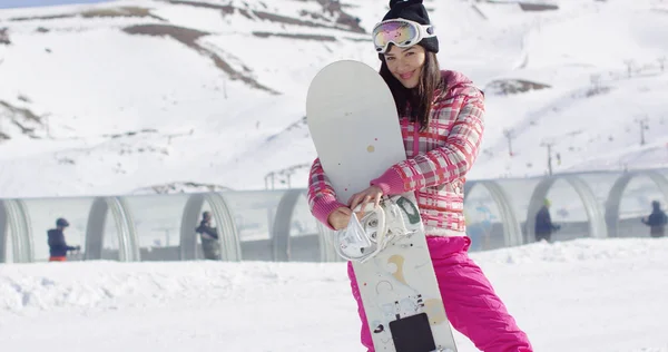 Młoda kobieta azjatyckich, trzymając snowboard — Zdjęcie stockowe