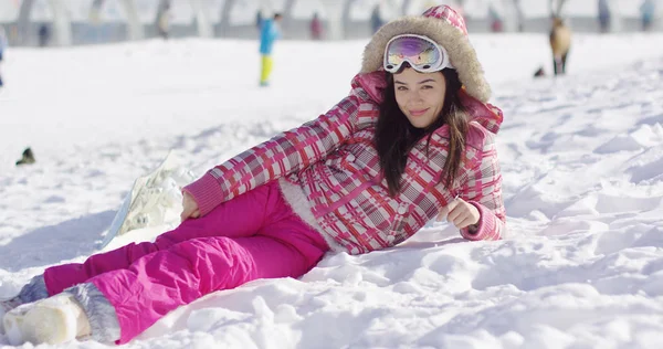 Jeune femme en costume de neige rose avec lunettes de ski — Photo