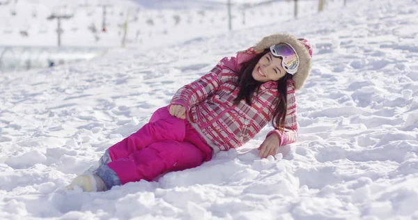 Jovem mulher de fato de neve rosa com óculos de esqui — Fotografia de Stock