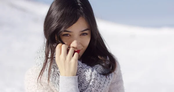 Feliz bonito ásia menina aproveitando ela inverno tempo — Fotografia de Stock