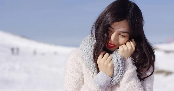 Νεαρή γυναίκα στη σκι πλαγιά με άνετο πουλόβερ — Φωτογραφία Αρχείου