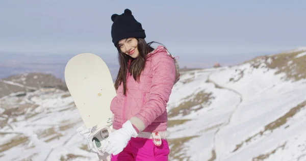 Młoda kobieta z snowboard w górach — Zdjęcie stockowe