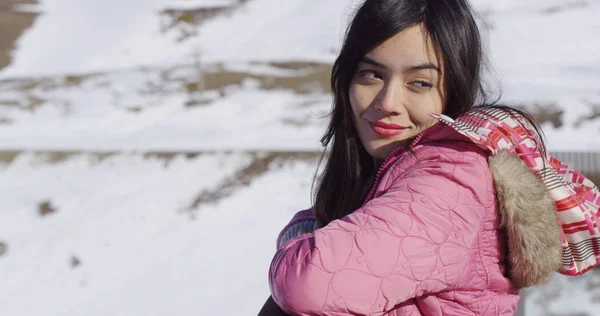 Mulher bonita em montanhas nevadas — Fotografia de Stock