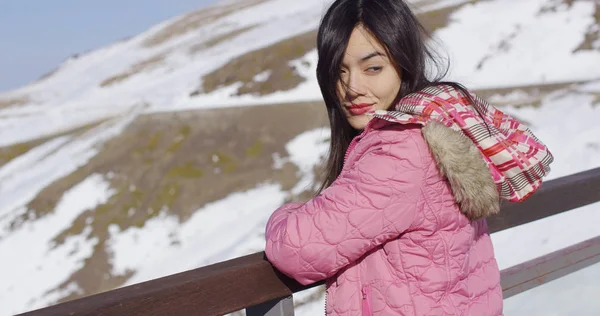 Vacker kvinna i snötäckta berg — Stockfoto