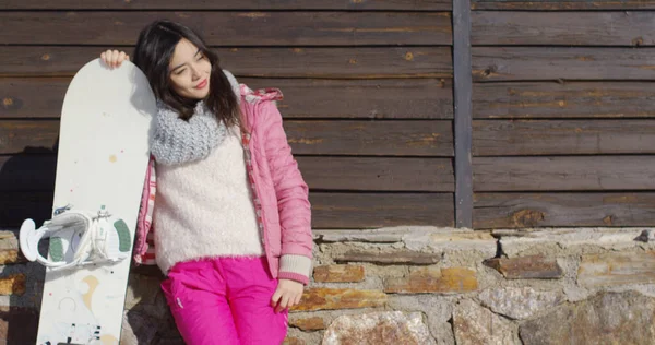 Happy mixed race girl standing with snowboard — Stock Photo, Image