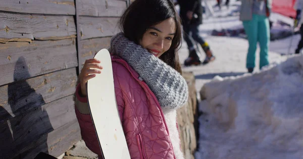 Sorrindo menina de raça mista de pé com snowboard — Fotografia de Stock