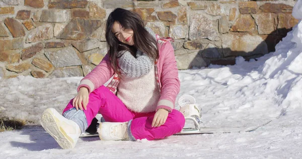 Joven asiático snowboarder chica relajante —  Fotos de Stock