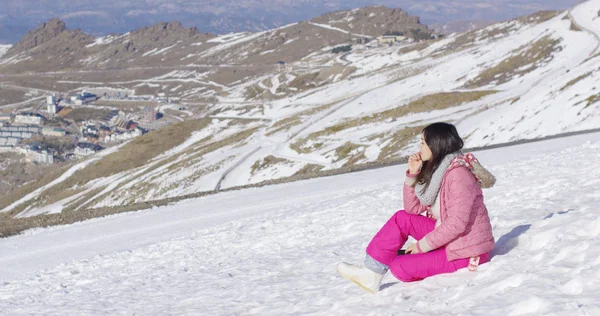 눈 덮인 산의 정상에 젊은 여자 — 스톡 사진