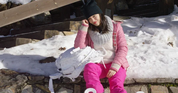 Jovem bela mulher asiática relaxante durante o inverno — Fotografia de Stock