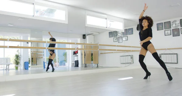 Jovem dançarina praticando dança moderna — Fotografia de Stock