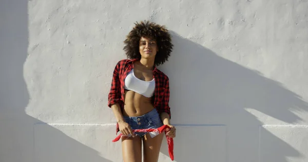 Sexy african american girl z fryzurą afro — Zdjęcie stockowe