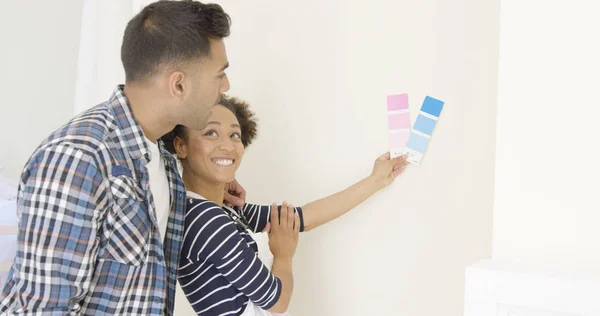 Giovane coppia che sceglie un colore di vernice — Foto Stock